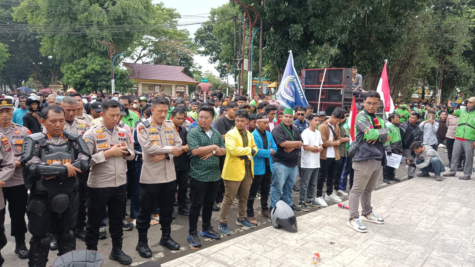 Kapolres Binjai dan Mahasiswa Solat Gaib di Depan Gedung DPRD