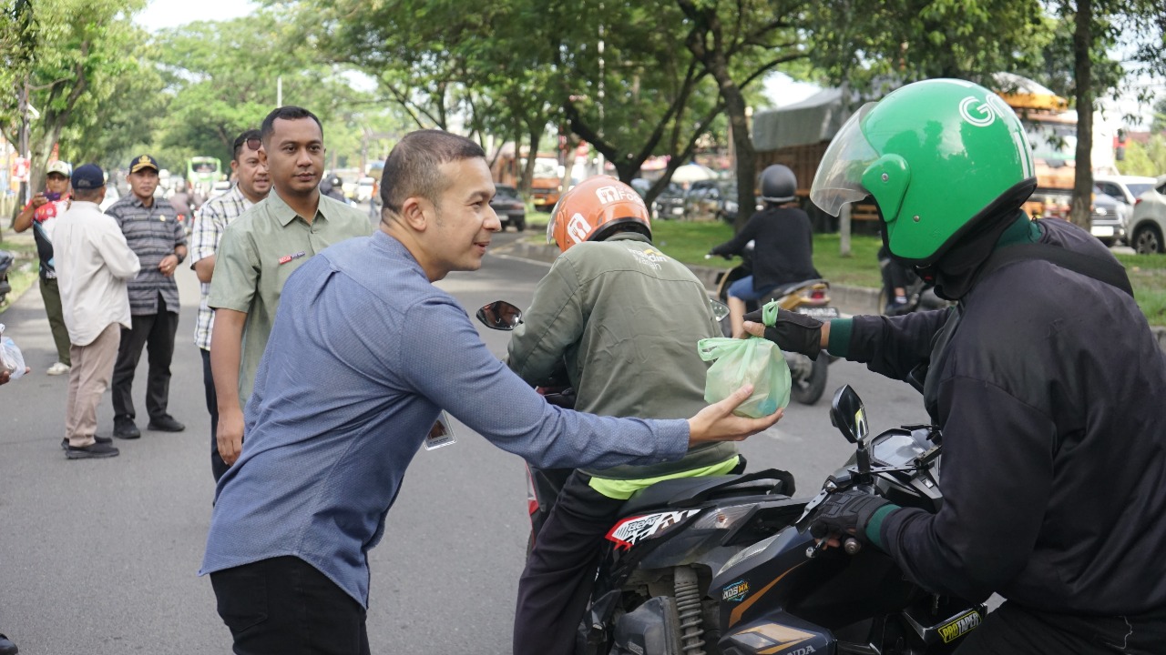 Solidaritas Bapenda Kota Medan Bagikan 1.000 Nasi Bungkus untuk Driver Ojol