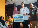 Rico Waas Serahkan Santunan Rp200 Juta Lebih Keluarga Pegawai Non-ASN Meninggal Akibat Kecelakaan Kerja