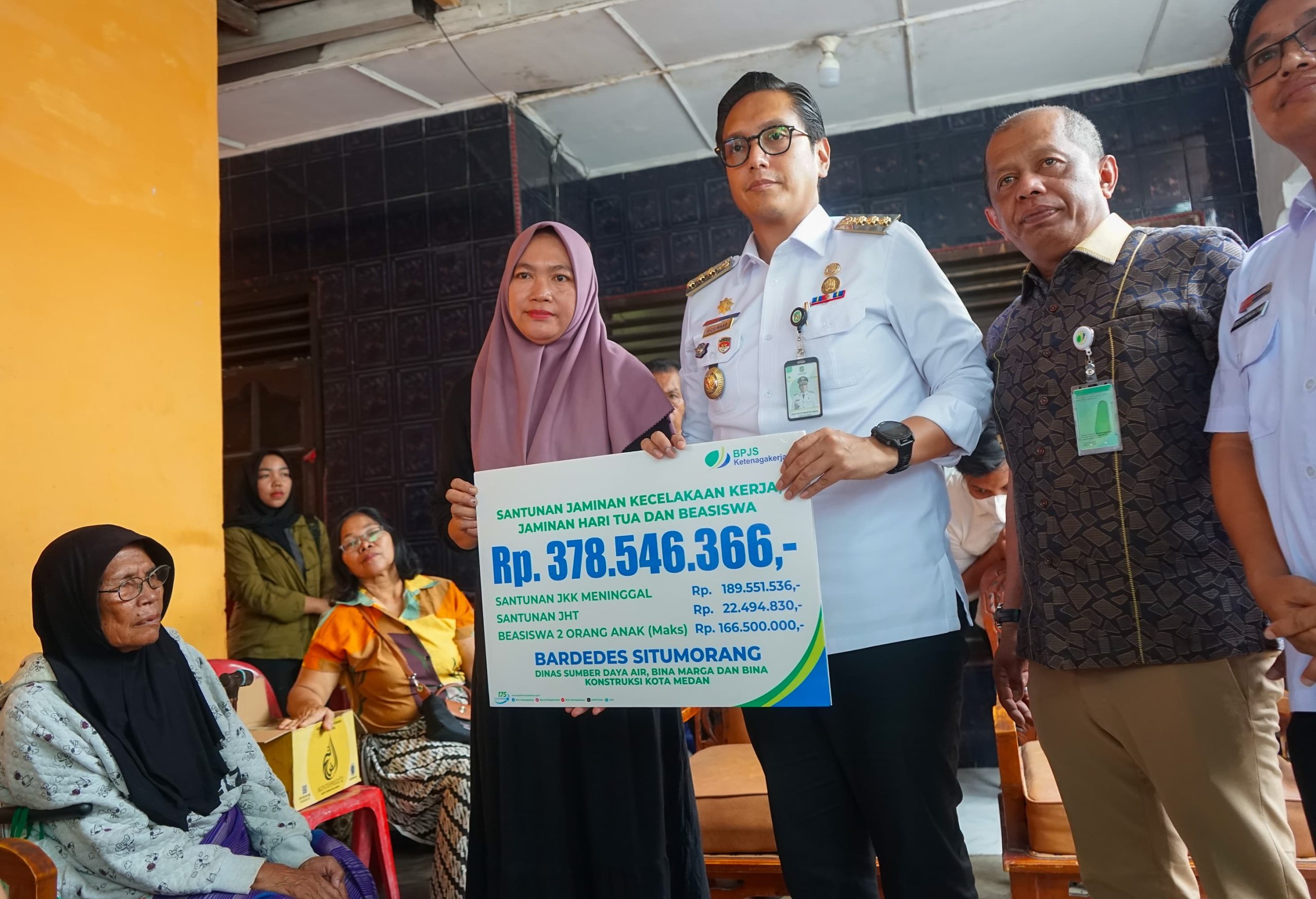 Rico Waas Serahkan Santunan Rp200 Juta Lebih Keluarga Pegawai Non-ASN Meninggal Akibat Kecelakaan Kerja