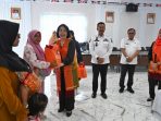 Kunker ke Madina, Ketua DWP Sumut Serahkan Bantuan Makanan Minuman Sehat untuk Balita dan Ibu Hamil