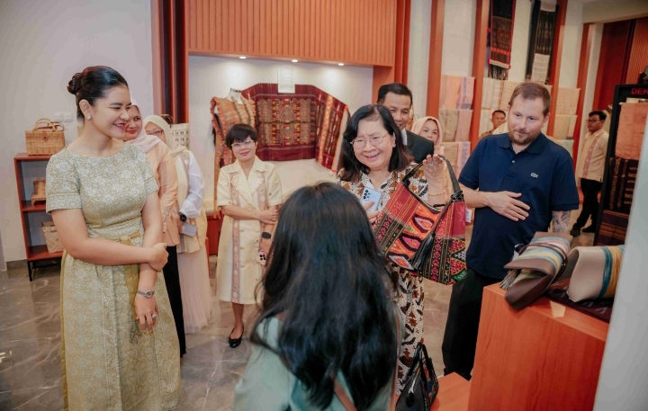 Kahiyang Ayu Perkenalkan Wastra Khas Sumut kepada Istri Dubes AS