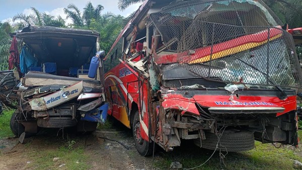 Dua Bus Tabrakan di Labuhan Batu, Sopir Luka Berat dan 2 Penumpang Terluka