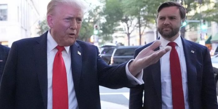 Trump Diteriaki 'Hitler' Saat Makan di Restoran Washington