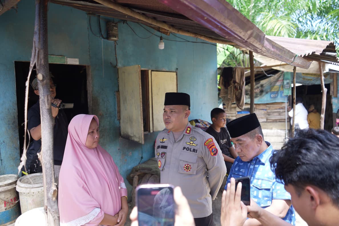 Air Mata Bahagia Warga Kurang Mampu, Kapolres Labusel Bantu Sembako, Pengobatan Anak hingga Bedah Rumah