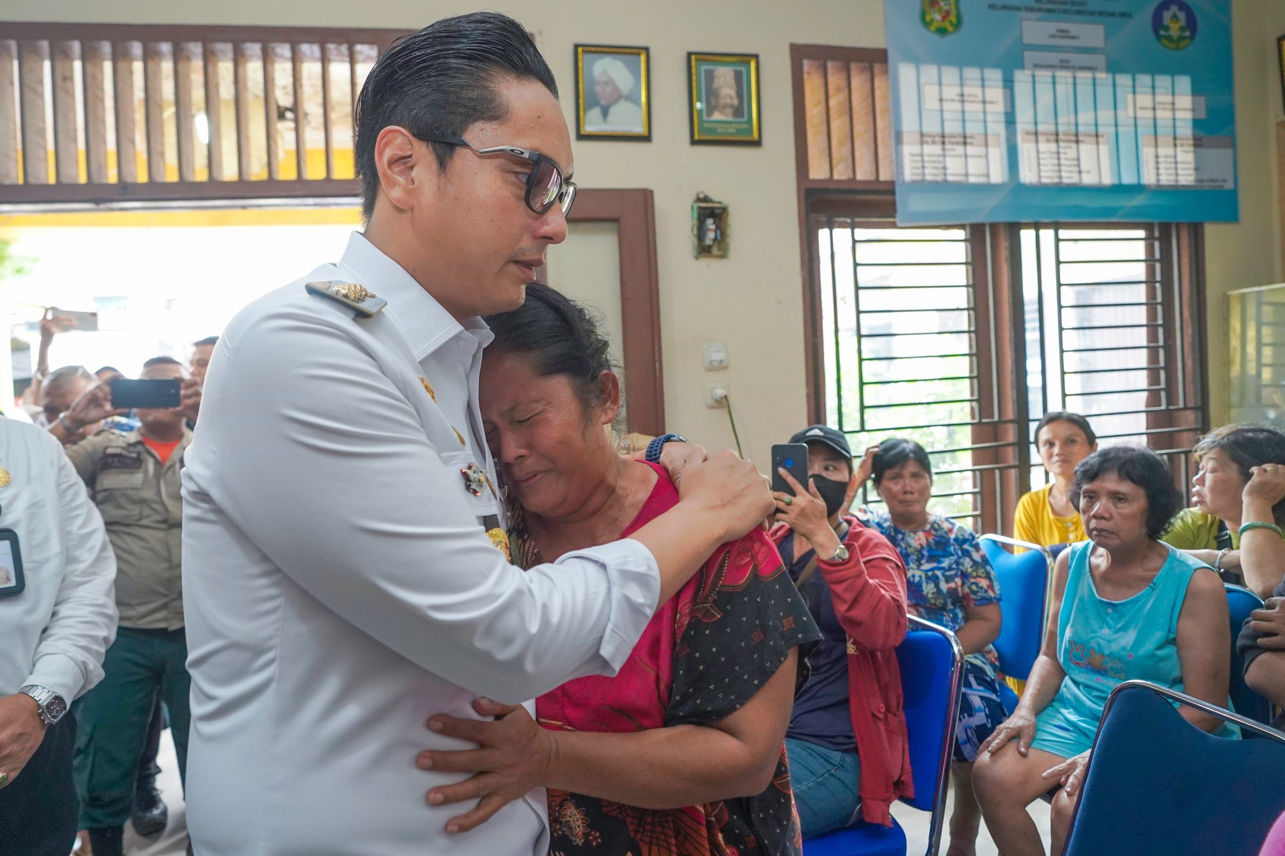 Tangis Haru Pecah, Rico Waas Serahkan Bantuan Korban Kebakaran Asia Mega Mas di Kantor Lurah Sukaramai II