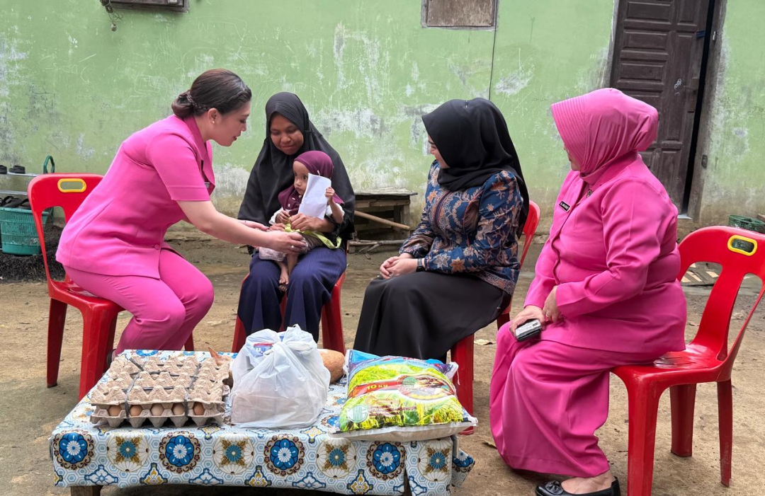 Ketua Bhayangkari Polres Labusel Tinjau Anak Penderita Stunting
