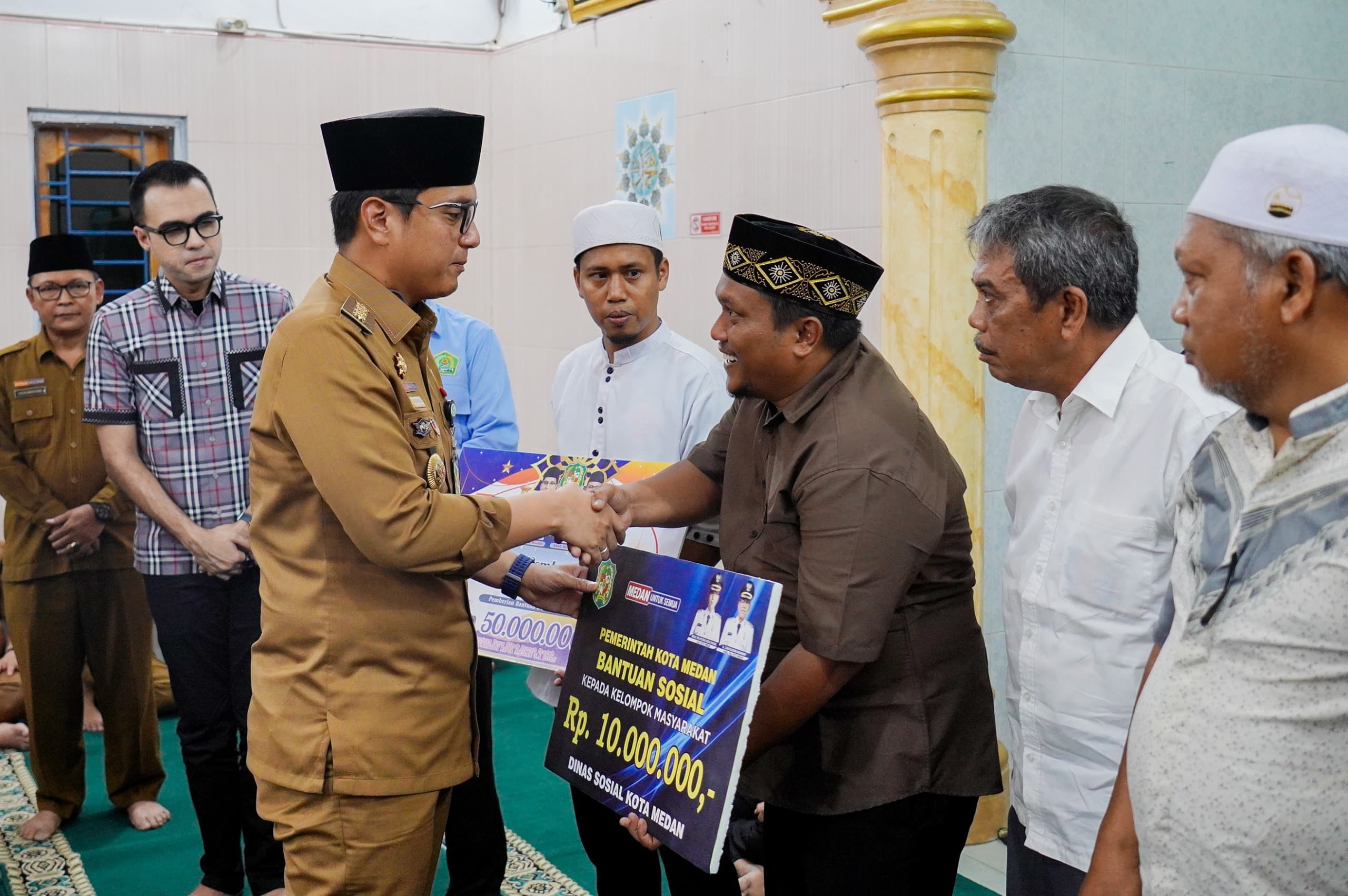 Safari Ashar, Wali Kota Medan Serahkan Bantuan Rp50 Juta untuk Masjid Al Ikhlas Laucih Safari Ashar, Wali Kota Medan Serahkan Bantuan Rp50 Juta untuk Masjid Al Ikhlas Laucih