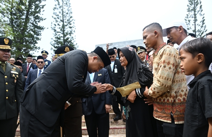 Hari Kesaktian Pancasila, Gubernur Bobby Nasution Berikan Tali Asih ke Keluarga Alm. Letda Sujono