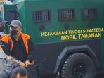 Tiba di PN Medan, Mantan Kadis PUPR Sumut Topan Ginting Pakai Rompi KPK dan Tangan Diborgol
