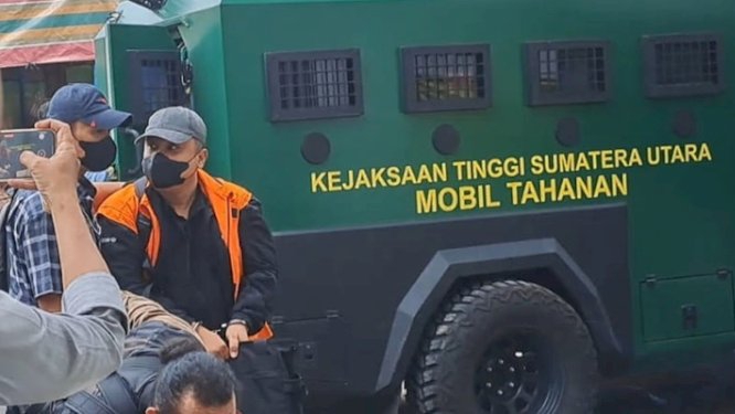 Tiba di PN Medan, Mantan Kadis PUPR Sumut Topan Ginting Pakai Rompi KPK dan Tangan Diborgol