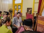 Airin Rico Waas Dorong Pengrajin Songket Melayu Gunakan Pewarna Alami Airin Rico Waas Dorong Pengrajin Songket Melayu Gunakan Pewarna Alami