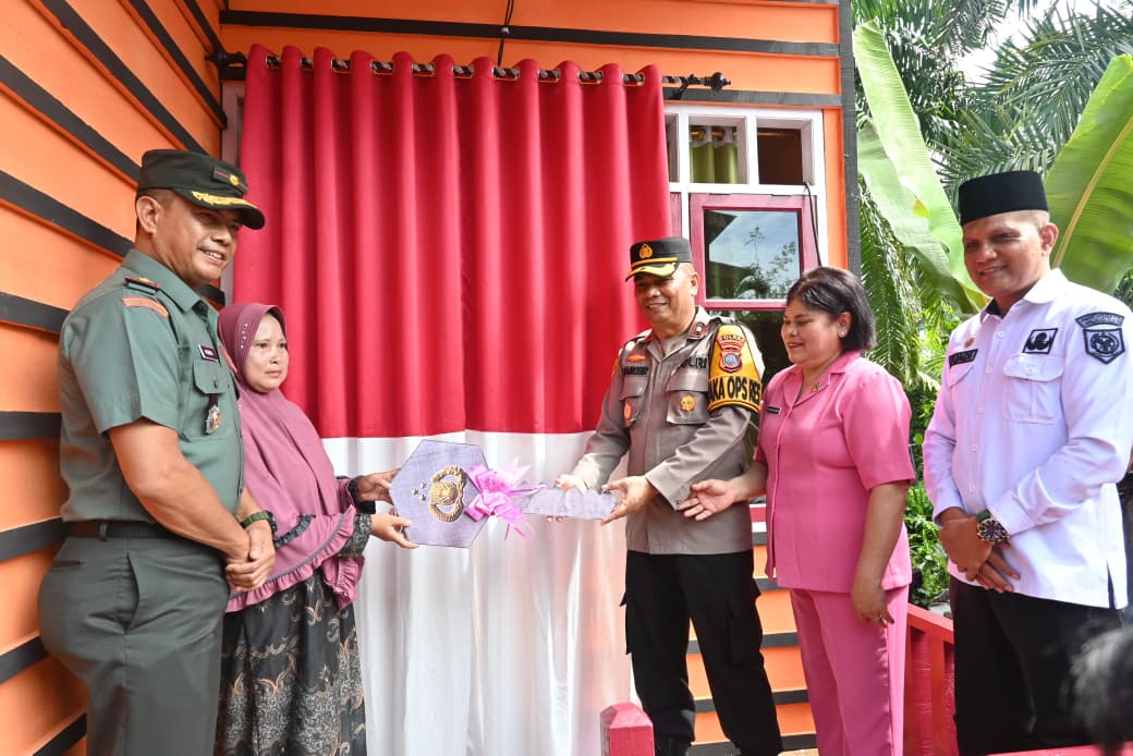 Peduli Warga Kurang Mampu, Polres Labusel Serahkan Kunci Bedah Rumah Ibu Ariani