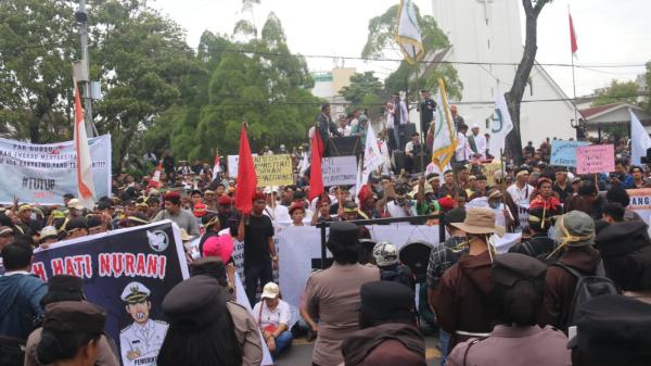 Geruduk Kantor Gubernur Sumut, Ribuan Massa Tuntut Tutup PT TPL karena Merampas Tanah Adat