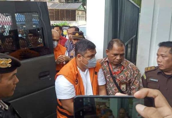 Pengamanan Ketat! Tangan Diborgol, Topan Ginting Sidang Perdana Proyek Perkara Suap Jalan di Sumut