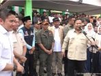 Pengungsi Bencana di Langkat Tertawa, Prabowo Lontarkan Candaan ke Seskab Teddy Pengungsi Bencana di Langkat Tertawa, Prabowo Lontarkan Candaan ke Seskab Teddy