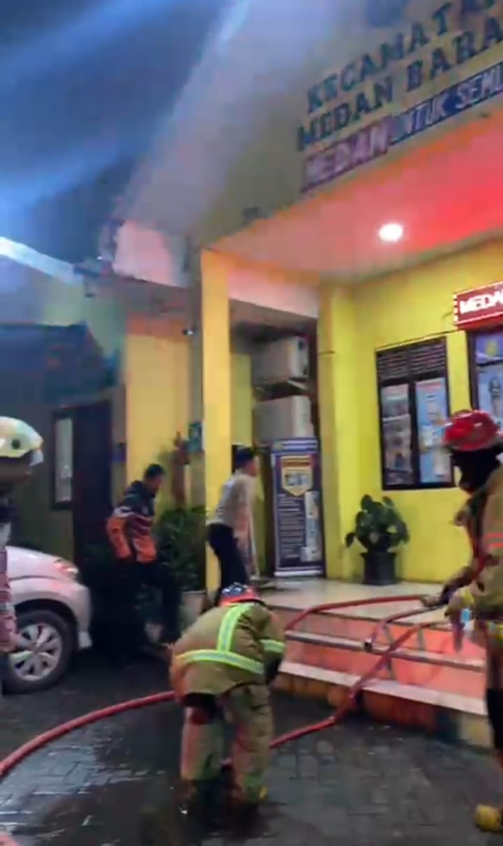 Kantor Camat Medan Barat Terbakar