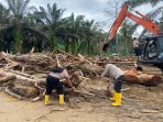 Polres Labusel Bersama Warga Pulihkan Batang Toru Polres Labusel Bersama Warga Pulihkan Batang Toru
