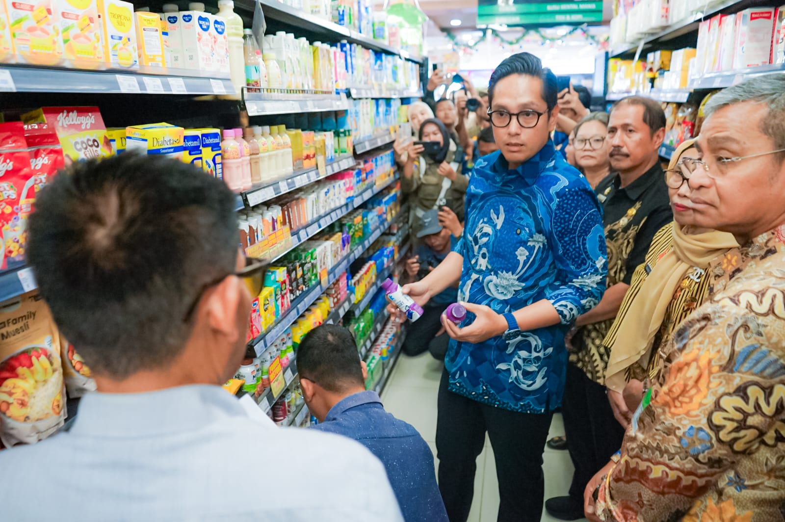 Sidak Jelang Nataru, Rico Waas Temukan Produk Kadaluwarsa di Irian Supermarket Jalan Karya