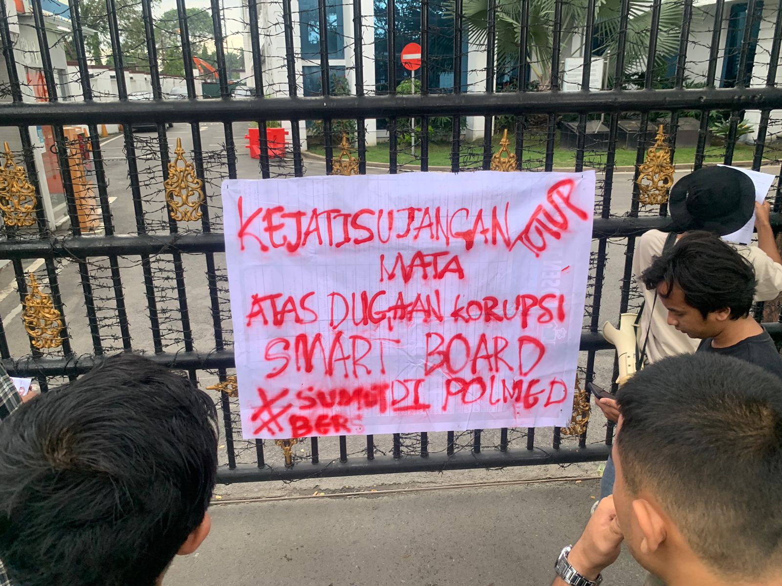 Mahasiswa Demo Kantor Kejati Sumut: Periksa Direktur dan Wadir II Polmed Terkait Dugaan Korupsi Pengadaan Smartboard 