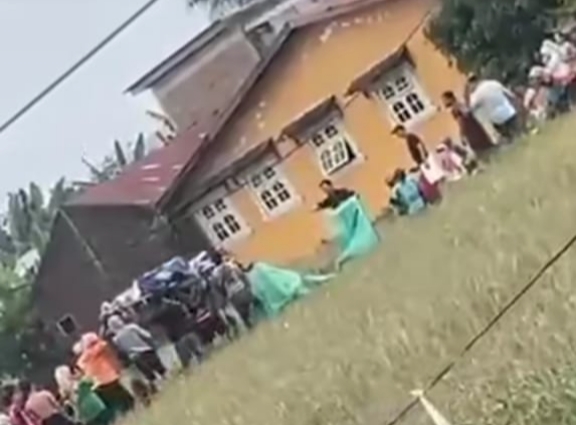 Diduga Terseret Banjir, Mayat Remaja Ditemukan di Sawah di Payageli