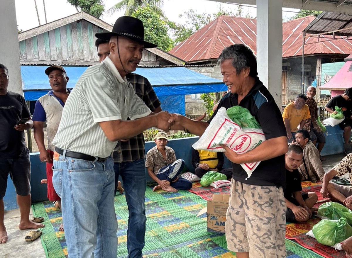 Tokoh Masyarakat Pancur Batu Salurkan Bantuan Sembako ke Lansia dan Janda