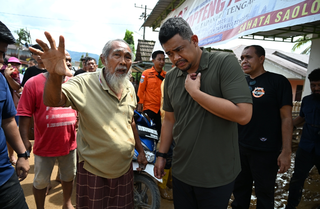 Bobby Nasution Terobos Daerah Banjir dan Longsor Parah di Tapteng, Salurkan Bantuan Logistik, Air Bersih dan Internet