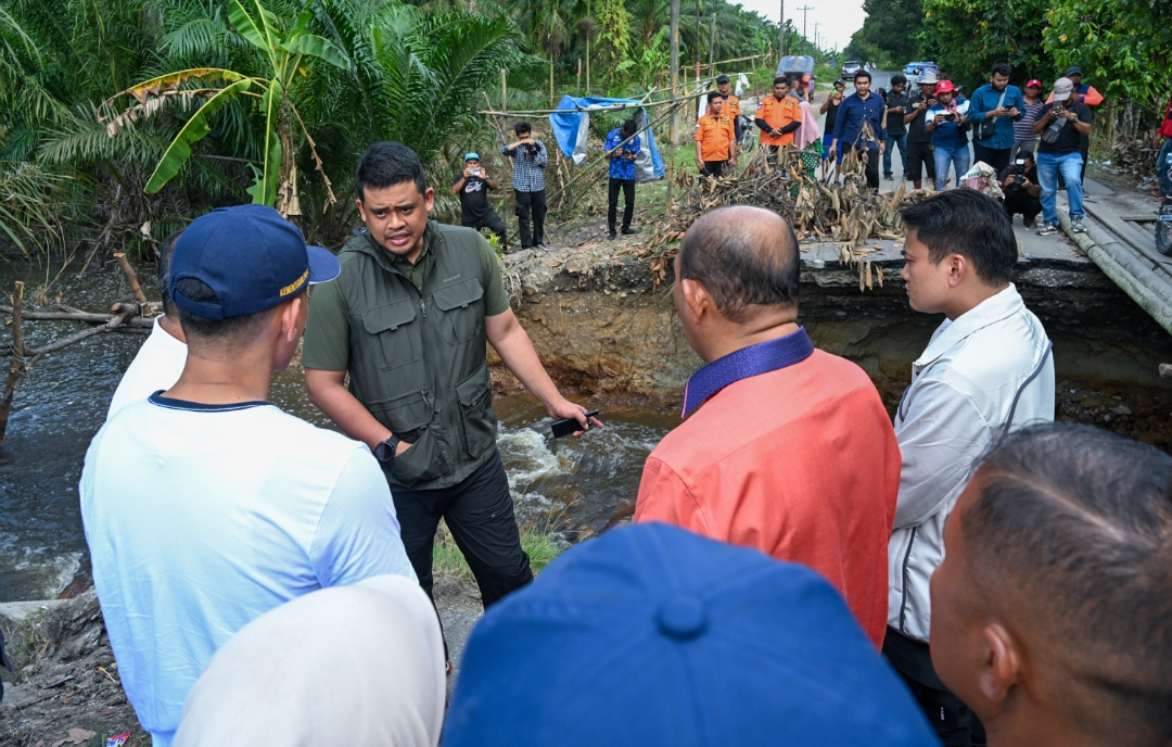 Gubernur Sumut Tinjau Korban Banjir di Langkat, Salurkan Bantuan dan Dengarkan Kebutuhan Masyarakat