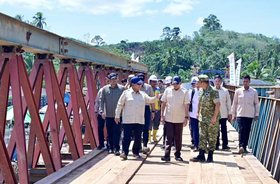 Bobby Nasution Dampingi Presiden RI, Tinjau Pembangunan Jembatan dan Pengungsi Korban Bencana di Tapsel