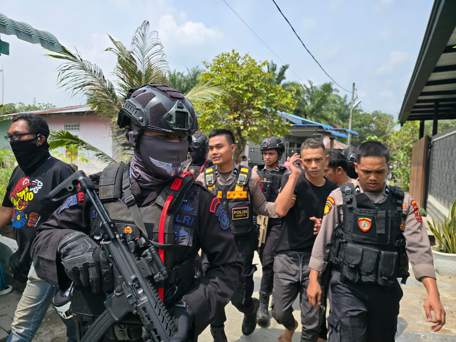 Brimob Polda Sumut dan BNN Gerebek Kampung Narkoba di Percut Sei Tuan, Diamankan 16 Orang