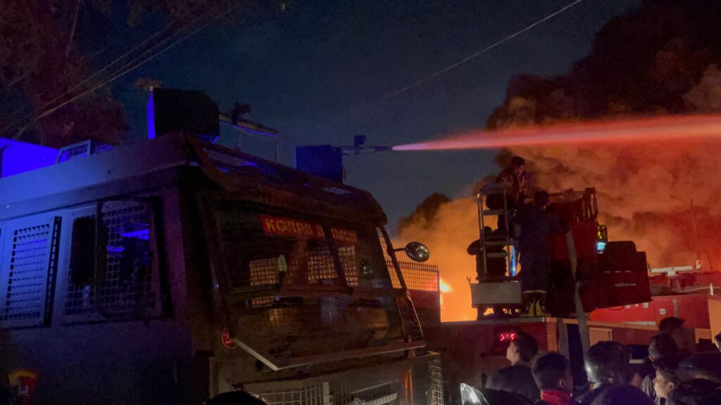 Mobil AWC Brimob Polda Sumut Dikerahkan Padamkan Kebakaran Hebat PT Garuda Mas Perkasa