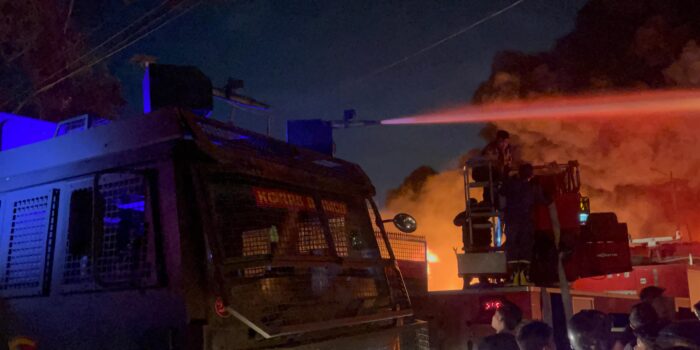 Mobil AWC Brimob Polda Sumut Dikerahkan Padamkan Kebakaran Hebat PT Garuda Mas Perkasa