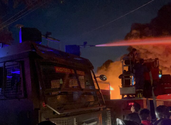 Mobil AWC Brimob Polda Sumut Dikerahkan Padamkan Kebakaran Hebat PT Garuda Mas Perkasa