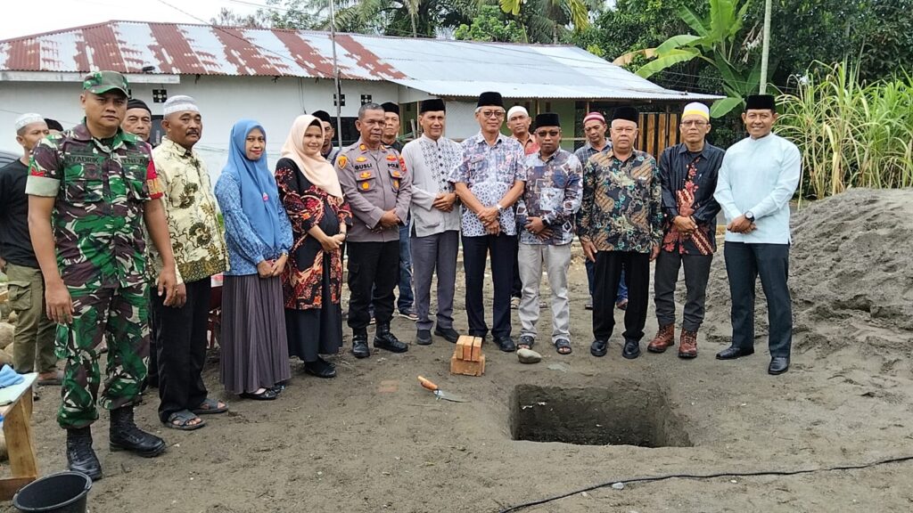Kapolsek Binjai Timur AKP Gusli Efendi beri bantuan semen dan peletakan batu pertama