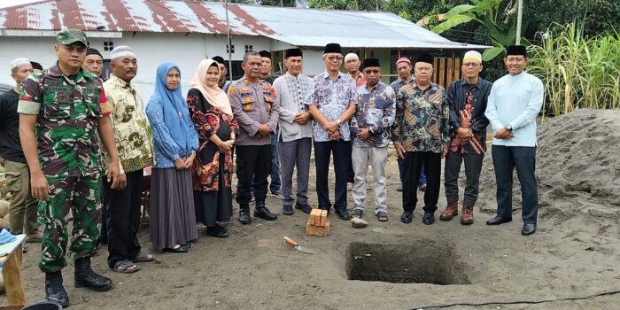 Kapolsek Binjai Timur AKP Gusli Efendi beri bantuan semen dan peletakan batu pertama