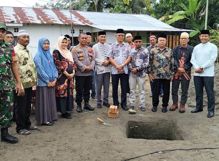 Kapolsek Binjai Timur AKP Gusli Efendi beri bantuan semen dan peletakan batu pertama