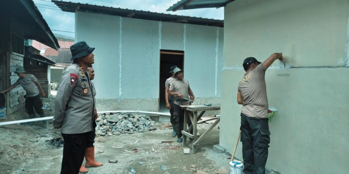 Brimob Polda Sumut Bangun MCK Warga Terdampak Banjir di Tolang Julu