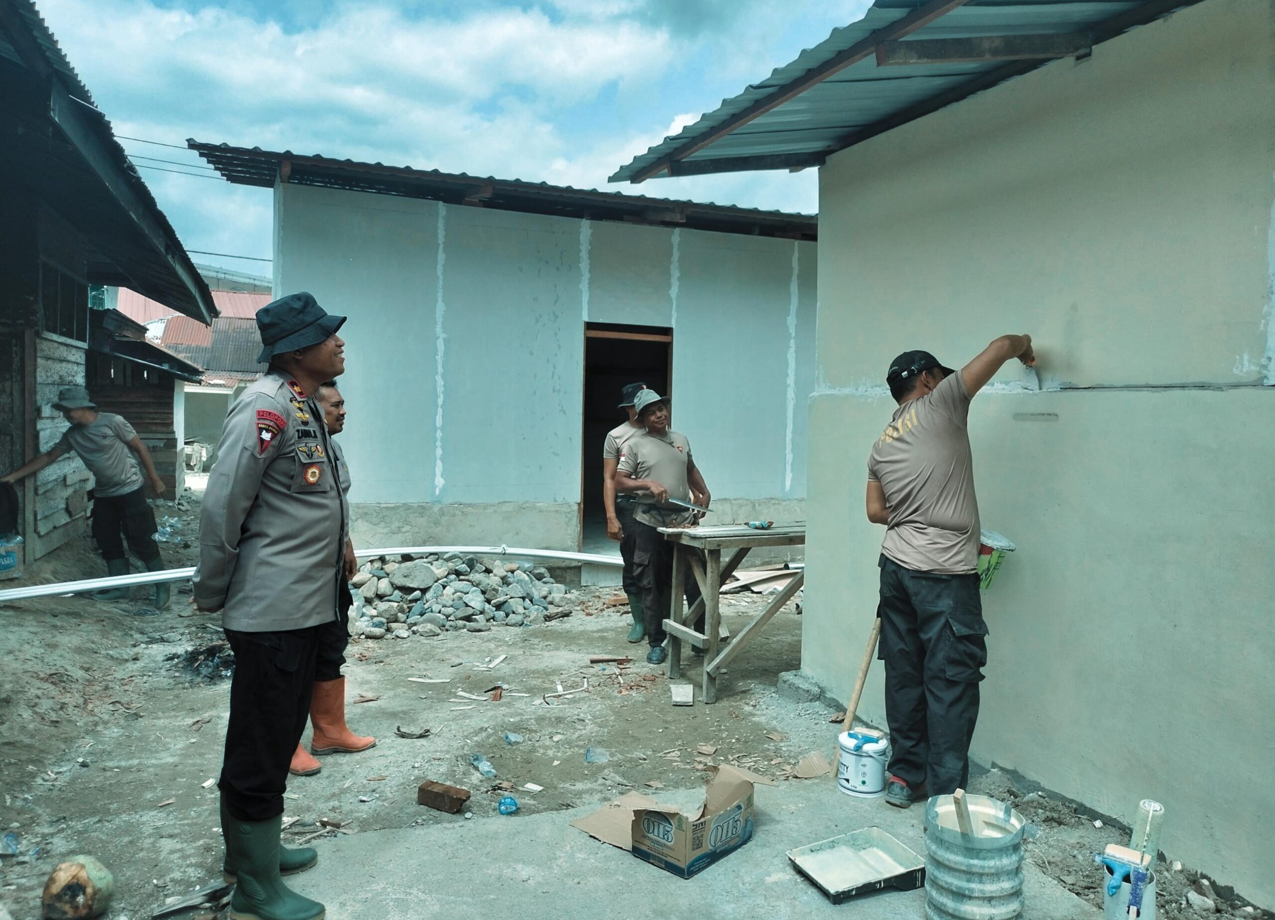 Brimob Polda Sumut Bangun MCK Warga Terdampak Banjir di Tolang Julu