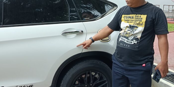 Mobil Wartawan Dirusak OTK di Parkiran Mapolda Sumut, Ini Insiden Memalukan