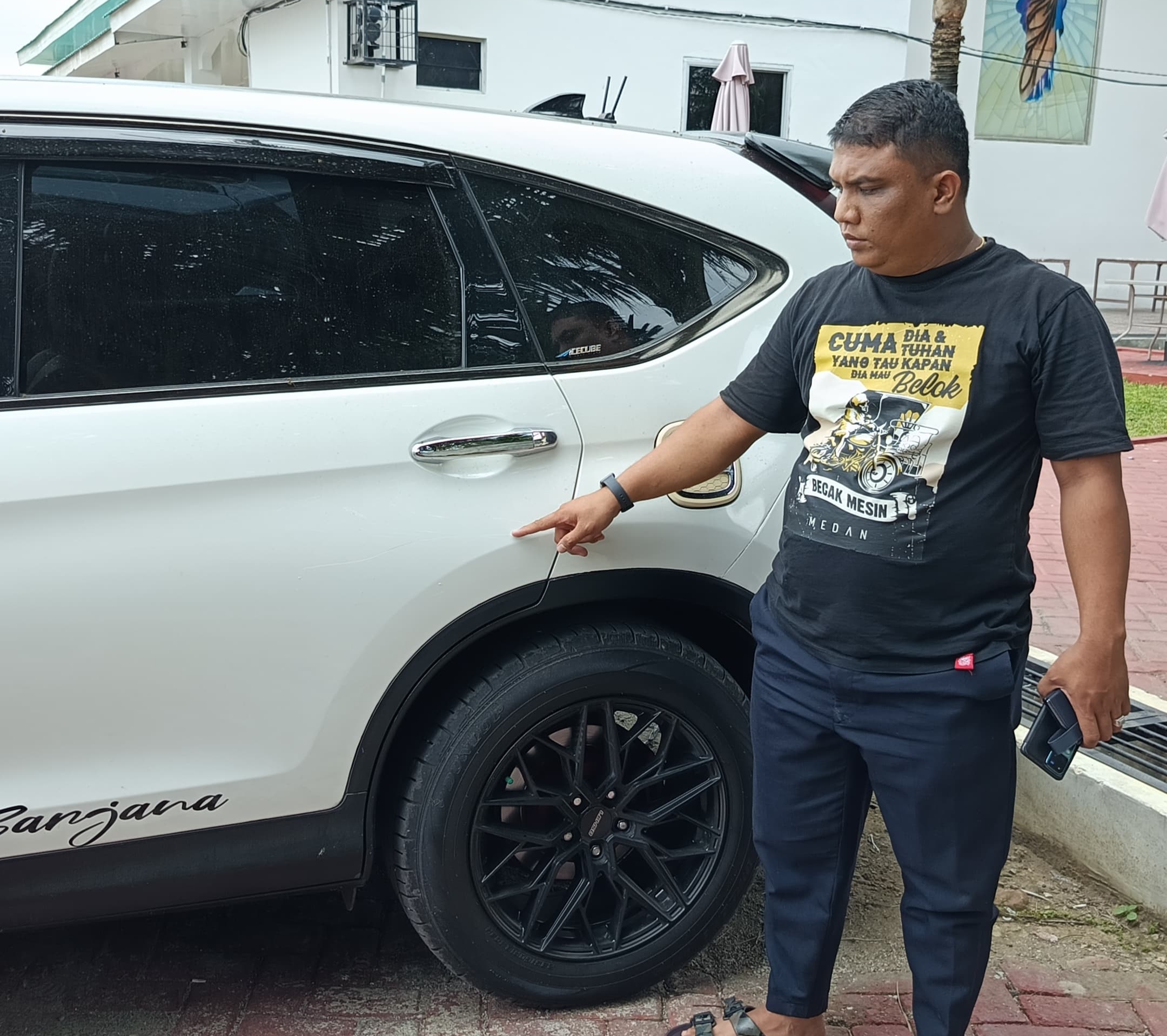 Mobil Wartawan Dirusak OTK di Parkiran Mapolda Sumut, Ini Insiden Memalukan