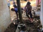 Personel Polda Sumut Masih Bertahan Bersihkan Rumah Warga di Batang Toru