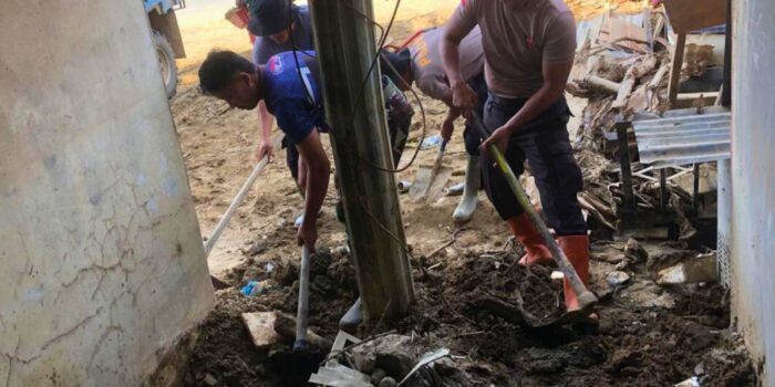 Personel Polda Sumut Masih Bertahan Bersihkan Rumah Warga di Batang Toru Personel Polda Sumut Masih Bertahan Bersihkan Rumah Warga di Batang Toru