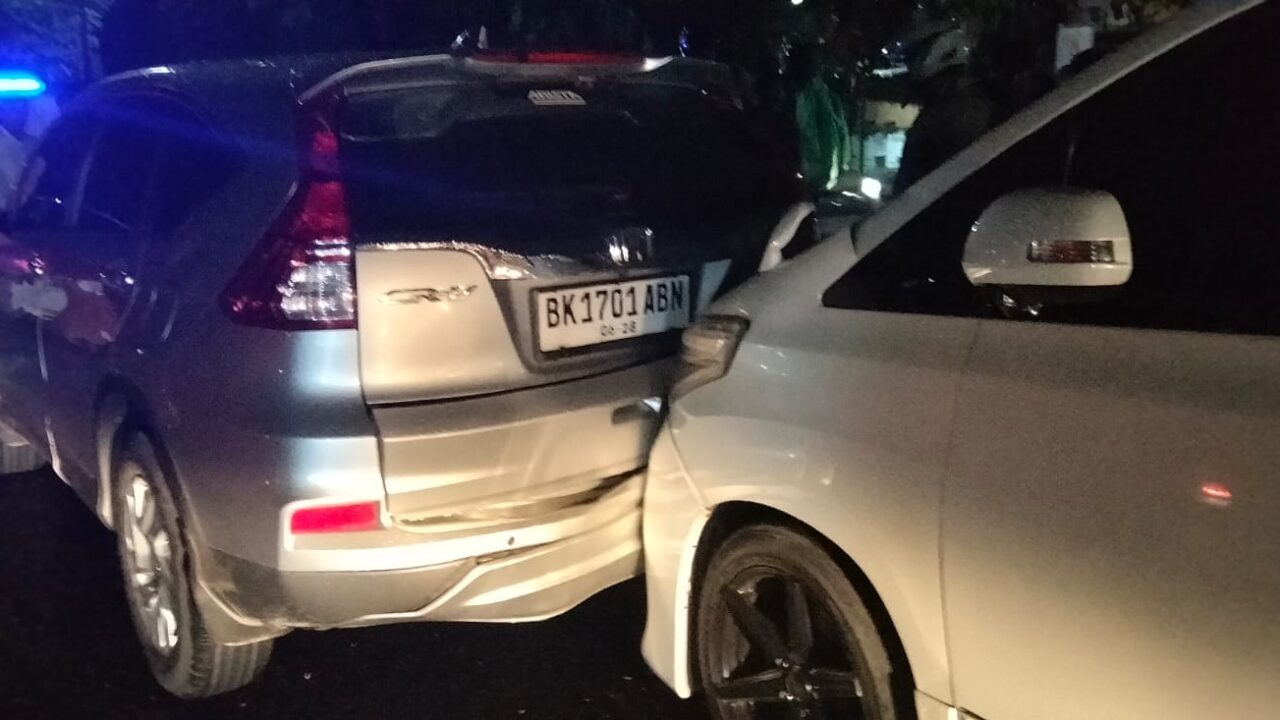 Tabrakan Beruntun Libatkan Mobil Mewah dan Truk di Jalan Ringroad