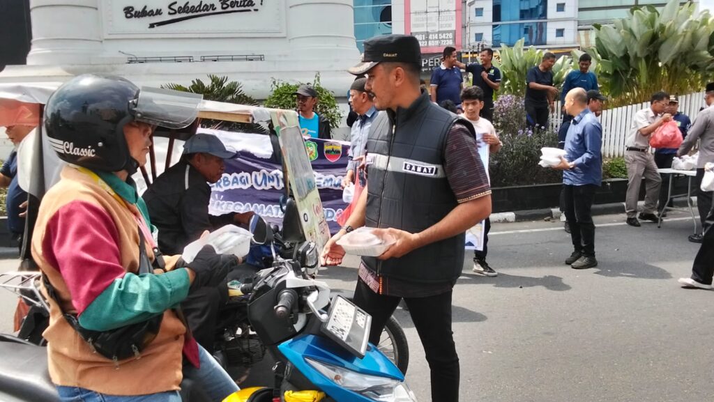 Camat Petisah Bersama Unsur Forkipimcam Berbagi Jumat Berkah 300 Makanan