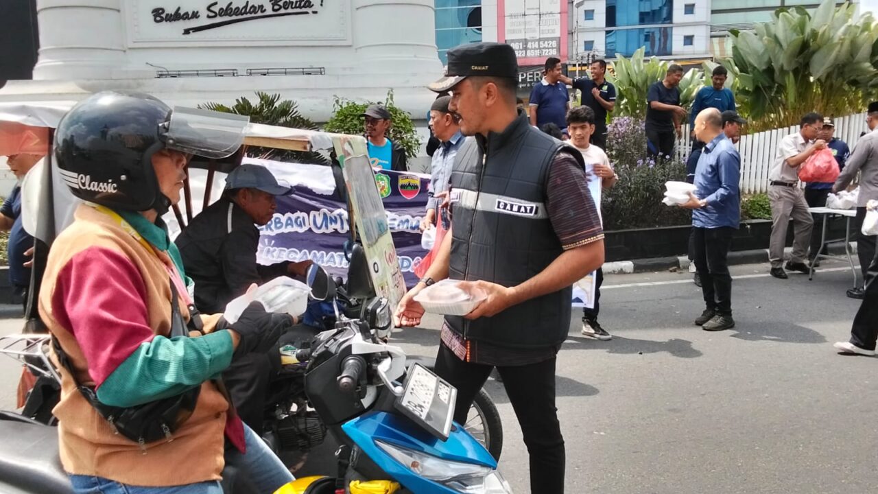 Camat Petisah Bersama Unsur Forkipimcam Berbagi Jumat Berkah 300 Makanan