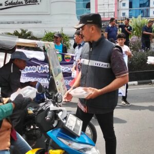 Camat Petisah Bersama Unsur Forkipimcam Berbagi Jumat Berkah 300 Makanan