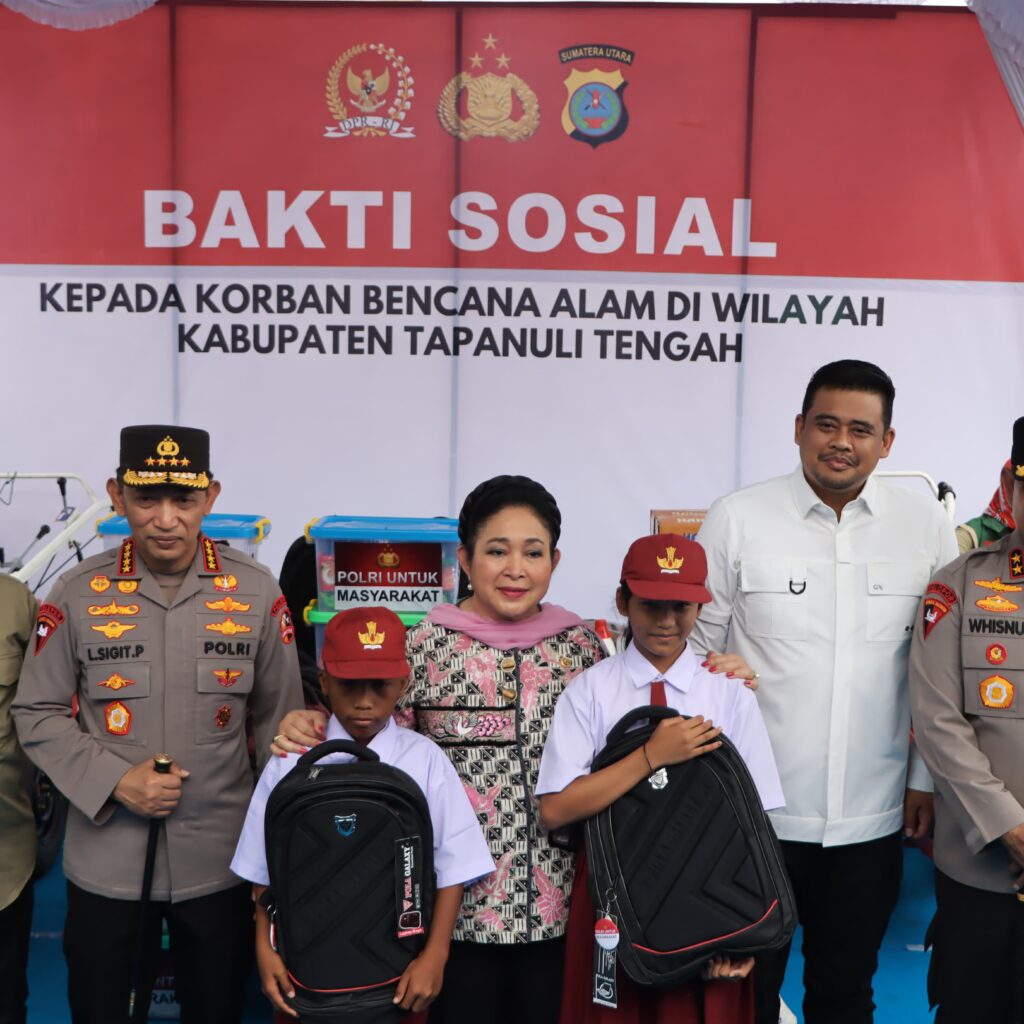 Kapolri dan Ketua Komisi IV DPR RI Salurkan 16 Truk Bantuan untuk Korban Bencana di Tapteng