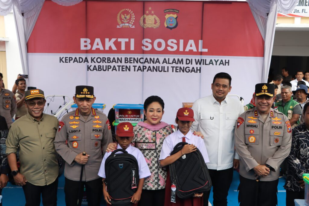 Kapolri dan Ketua Komisi IV DPR RI Salurkan 16 Truk Bantuan untuk Korban Bencana di Tapteng