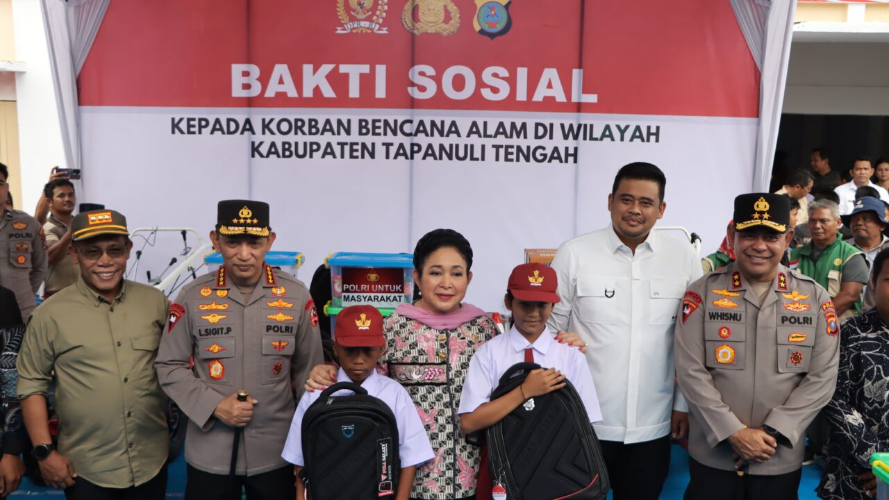 Kapolri dan Ketua Komisi IV DPR RI Salurkan 16 Truk Bantuan untuk Korban Bencana di Tapteng