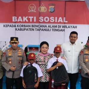 Kapolri dan Ketua Komisi IV DPR RI Salurkan 16 Truk Bantuan untuk Korban Bencana di Tapteng